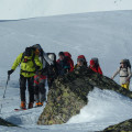 Skitouren Silvrettarunde mit Piz Buin als Highlight 5 Tage
Schöne und leichte Skiberge locken uns immer wieder in die weisse Silvretta. Aus über 70 Dreitausendern im Gebiet picken wir uns die Passenden aus und geniessen die teils zackigen Gipfel mit leichter Kletterei in der Gipfelregion und den tollen Abfahrten und nicht zuletzt die freundlich geführten Hütten mit ungewohnt viel Komfort. Von Hütte zu Hütte: Haute Route Silvretta.