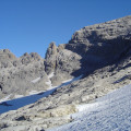 Schnell am Ausgangspunkt, befindet man sich hier schon mitten in einer grossartigen Gebirgswelt. Die Besteigung über Fels und Gletscher ist genussreich, über den Schwander Grat führt Sie sicher unser erfahrener Bergführer/Bergführeraspirant, und die packende Aussicht ins Glarner Tal 2000 Meter tiefer unten sowie über den leuchtenden Zürichsee bis zu den Vogesen ist einfach grandios!