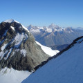 Leichte Hochtouren im Viertausender Bereich. Unsere Spaghettinivariante im Monte-Rosa-Massiv macht es Ihnen so «light» wie irgend möglich. Mit Bahnen ab Zermatt und Gressoney erleichtern wir Ihnen die Aufstiege, so dass Sie die fantastischen 4000er in der atemberaubenden Gletscherwelt kennen lernen können. Das Breithorn 4164 m erreichen Sie mit nur ca. 2 Std. Aufstieg am ersten Tag. Die Aussicht von hier auf all die grossen Namen, wie Matterhorn und Weisshorn etc. ist grandios. Die Vincentpyramide 4215 m, die Ludwigshöhe 4341 m und die Parrotspitze mit Abschlusstour am gleichen Tag auf die Signalkuppe 4554 m sind alle aneinander gereiht. Am letzten Tag lassen wir uns die Zumsteinspitze 4563 m nicht entgehen, bevor wir wieder ins Tal nach Zermatt absteigen.