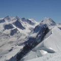 Die Hochtouren im Wallis - unsere berühmte Spaghettirunde. Wandel zwischen Himmel und Erde. Der Grenzkamm zwischen Italien und der Schweiz bietet die grösste Ansammlung von 4000ern der Alpen! Ohne einmal ins Tal absteigen zu müssen, können wir neun stolze 4000er aneinanderreihen. Die eher einfachen Aufstiege und gezielte Steigerung mit guter Akklimatisation bieten Ihnen die beste Voraussetzung für Gipfelerfolg.