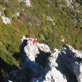 Kletterkurs für Einsteiger im Tessin: Der feste Gneis rund um Ponte Brolla eingangs Maggiatal hat sich in den letzten Jahren zum Klettereldorado des Tessin gemausert. Auch wir lieben die sonnigen, gut abgesicherten Klettergärten mit wunderbarer Bademöglichkeit an der Maggia für unsere Grundkurse Klettern für Einsteiger. Das Gebiet ist gut mit ÖV erschlossen, so können wir hier ohne Stau ein Wochenende im Tessiner Fels geniessen.