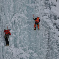 Das Klettern an gefronenen Wasserfällen zählt zu den alpinen Herausvorderungen und ist in seiner Ernsthaftigkeit nicht zu unterschätzen. Obwohl Eisklettern nicht eine neue Sportart ist, ich kaufte mir meine ersten Steileispickel 1972 in England, ist Klettern im steilen Eis eine Randsportart geblieben.
Geeignete Möglichkeiten zum Eisklettern gibt es viele. Gewusst, wann und wohin ist aber eine grundlegende Voraussetzung für einen erfolgreichen Tag beim Eisklettern.
