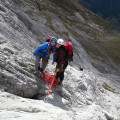 Hochtouren und Klettern – Grund- und Aufbaukurse für Einsteiger und Wiederholer. Wo markierte Pfade enden, steile Felsen den Weg versperren oder aufgerissene Gletscher ihre Spalten auftun, beginnt das Bergsteigerabenteuer.

