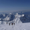 Südtiroler Skitouren Paradies 5 Tage
Unsere Südtiroler Skitouren führen uns ins dieses sanfte und noch fast unberührte Hochtal liegt nördlich der Dolomiten, welches an den Zillertaler Hauptkamm grenzt, und ist die Reise bis dahin immer wert. Mit leichtem Tagesrucksack bewegen wir uns im beeindruckend ursprünglichen Grenzgebiet des Nationalparks Riesenferner. Unser Quartier bildet ein komfortables Hotel in Kasern mit seiner schmackhaften einheimischen Küche. 5–9 Personen pro Bergführer.