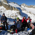 Das Furkagebiet bietet eine Fülle lohnender Skitouren, die auch im Frühwinter bereits begangen werden können. So starten wir täglich unserer Tages-Skitouren ab unserem Ausgangspunkt, dem Berghotel Tiefenbach auf leuchtende Gipfel und erfreuen uns an den herrlichen Tiefschneeabfahrten. Die gemütliche Stimmung und das feine Essen sorgen für einen unvergesslichen Jahreswechsel.