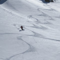 Freeriden und leichte Skitouren im Val d' Annivièrs. Ein echtes Tiefschneeparadies ist dieses Walliser Seitental, aber auch für Tourengeher ein Eldorado, denn die Bahnen und Lifte verkürzen zwar oft den Aufstieg, aber die Felle bringen uns noch weiter hinauf auf viele einsame Gipfel, und die Abfahrten versprechen zauberhafte, unberührte Schneehänge. Als Einstieg wählen wir die Rundtour von Bella Tola 3025m, zum Illihorn 2716m: Hier müssen wir für 1700 Höhenmeter Abfahrt nur 450m aufsteigen.