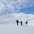 Auf unserer 2-tägigen Schneeschuhtour ab Kabinenbahn Maschgenchamm 2019 m durchqueren wir hoch oben die fast endlosen Weiten der Alp Fursch in Richtung Wissmeilen mit Blick auf den grösseren Bruder Spitzmeilen mit seiner eigentümlichen Warze. Einsame Berglandschaften mit Blick in die Glarner Alpen entrücken uns dem Alltag für zwei volle Tage.