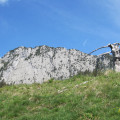 Kletter-Aufbaukurs: Der Unterschied zwischen eingerichteten Plaisirrouten klettern und clean climbing dürfte etwa ähnlich sein wie zwischen Pistenskifahren und Skitouren. Eine Herausforderung, welche zusätzliches Wissen und Können erfordert. In den Dolomiten oder im Elbsandstein wird dieser Idee nachgelebt.