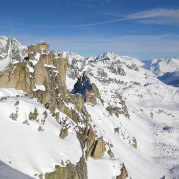 Entdecken Sie mit uns auf einer zusammenhängenden Fläche von rund 800 km2 die Ski- und Tourengebiete der Region Gotthard ­ Oberalp. Faszinierende und einmalige lohnende Tagesskitouren und eine grosse Anzahl abwechslungsreicher Skiabfahrten abseits der Pisten. Diese Möglichkeiten kombinieren wir geschickt und haben so die Taube in der Hand: Kurze Aufstiege mit Fellen und aussergewöhnliche Abfahrten.