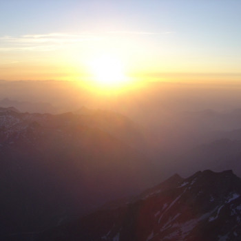 Leichte Hochtouren im Viertausender Bereich. Unsere Spaghettinivariante im Monte-Rosa-Massiv macht es Ihnen so «light» wie irgend möglich. Mit Bahnen ab Zermatt und Gressoney erleichtern wir Ihnen die Aufstiege, so dass Sie die fantastischen 4000er in der atemberaubenden Gletscherwelt kennen lernen können. Das Breithorn 4164 m erreichen Sie mit nur ca. 2 Std. Aufstieg am ersten Tag. Die Aussicht von hier auf all die grossen Namen, wie Matterhorn und Weisshorn etc. ist grandios. 
Das Balmenhorn 4167m, die Ludwigshöhe 4341 m, evtl. Zumsteinspitze 4563 m besteigen wir bevor es zur höchstgelegenen Margheritahütte auf der Signalkuppe 4554 m hochgeht. 