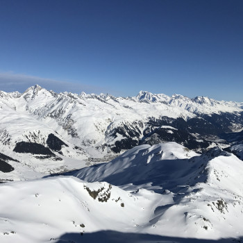 Halb so wild - Schneeschuhwandern im Wildstrubel-Gebiet am Silvester
Das hochalpine Bergebiet mit unglaublicher Aussicht vom Mont Blanc bis zum Ortler lässt auf unseren Schneeschutouren bestimmt auch Ihr Herz höher schlagen. Von Leukerbad aus erreichen wir in gemütlichem Aufstieg die schöne und komfortable Lämmernhütte (2507 m), wo wir es uns 3 Tage wohl ergehen lassen. Das Steghorn (3146 m) wird unser erstes Gipfelziel sein.