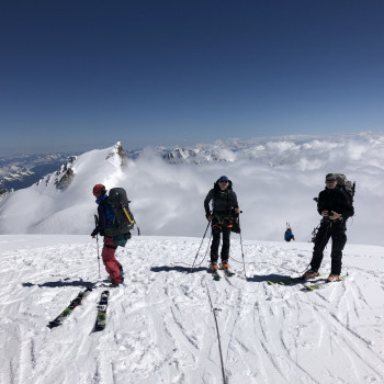 Mit Tourenskiern auf den höchsten Berg der Westalpen, die Krönung des Tourenskifahrens!
Das grossartige Finale der Tourenskisaison: Auf 4808 Metern stehen - was für ein Hochgefühl im wahrsten Sinne des Wortes.
