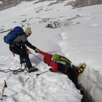 Intensiv-Eiskurs am Wochenende
Brauchen Sie noch etwas Wissen und Erfahrung im Eis, um gut gerüstet den Sommer und herrliche Bergtouren zu erwarten, frischen wir bei unserem Wochenend-Eiskursen für Anfänger und etwas Erfahrene Ihre Kenntnisse fürs Hochgebirge auf. Den Rohnegletscher erreichen wir mit einem angenehmen Anmarsch ab Hotel Bellvedere, mit kurzen Anmarsch, was ihn zum idealen Ausbildungsort macht. 