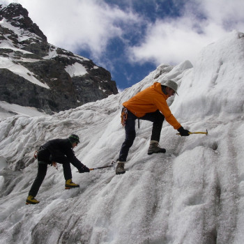 Gletscherkurs: Ganz auf Hochtouren im eisigen Bereich ist dieser Kurs spezialisiert. Ideal ist das Gelände um die Turtmannhütte für intensive Ausbildung in Pickel- und Steigeisentechnik, Knotenlehre, Seilhandhabung, das Anseilen und Gehen in der Seilschaft, Selbstrettungstechniken im Falle eines Spaltensturzes sowie Tourenplanung mit Einbezug der Routenwahl und Wetterkunde. 