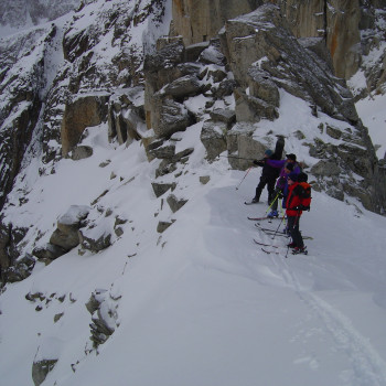 Die Surselva gilt gleichsam als Geheimtipp für Freerider. Die Gebiete sind nicht so sehr überlaufen, dass die Hänge nach Neuschneefällen gleich verfahren sind. Es gibt unzählige Varianten im Gebiet der Bergbahnen Disentis. Vom Val Gronda bis zum Val Strem kann unser Bergführer immer noch einige Tage Varianten finden, ohne zweimal die gleiche Variante zu riden. 