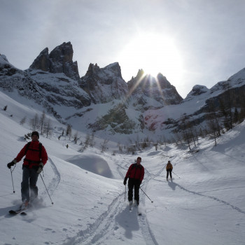 Keine andere Woche bietet soviel Abwechslung wie unsere beliebte und immer wieder neu ausgefeilte Skisafari quer durch die schönsten Dolomitengruppen im Südtirol: Pala-, Marmolata-, Sella-, Langkofel-, Fanes-, Cristallogruppe und die einmaligen 3-Zinnen.