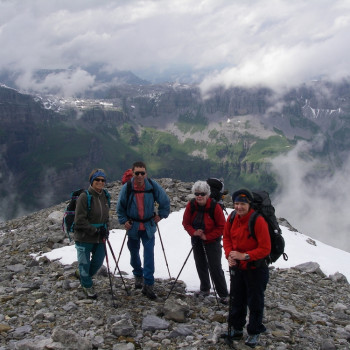 Ueber den weiten Hüfifirn zur Planurahütte. Das Gletscher- und Steigeisenerlebnis für gemütliche Bergwanderer. Das gibt’s nicht nur im Wallis: Ab dem Klausenpass gelangen wir angeseilt über den breiten Hüfifirn zur Planurahütte, die wie ein Adlerhorst über der umliegenden Gletscherwelt thront. Eindrücklich zeigen sich Ausblicke zum mächtigen Tödi und über riesige Gletscherwelten.