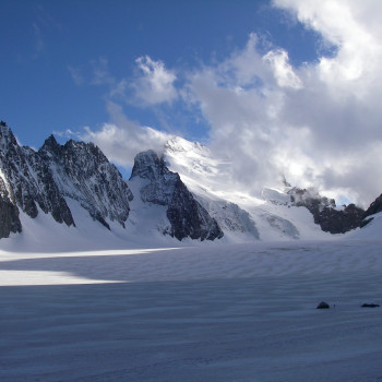 Die berühmte Original Walliser Haute Route mit einem Fastviertausender – 4 Tage nur Eis und Schnee im Sommer 
Lange Eisströme, mächtige Gipfel und prachtvoll gelegene Berghütten geben dieser Tour einen eindrücklichen Klang. Täglich werden Sie das bis ins Innere dringende Knirschen der Steigeisen begleiten und die auf Felsen thronenden Hütten begeistern.
