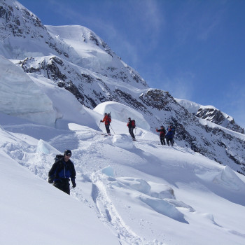 Glänzende Skihochtouren im Wallis: Ab Saas Fee starten wir unser 4000er Abenteuer: Unser erster Gipfel bildet das Allalinhorn 4027 m mit Abfahrt zur Britanniahütte. Über das wunderbare Strahlhorn führt uns die imposante Abfahrt wieder ganz nach Zermatt hinunter. Am 3. Tag geht’s wieder aufwärts: Mit der Kleinmatterhornbahn und den Fellen auf das berühmte Breithorn 4164 m und die sagenhafte Schwarztorgletscherabfahrt zu Monte-Rosa-Hütte. 