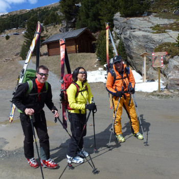 Skihochtouren inmitten grossartiger, unvergesslicher Schnee- und Eisberge  6 Tage
Das weltberühmte Skitourengebiet im Stelvio-Nationalpark im Veltlin führt über teils recht lange Aufstiege auf sehr beliebte Schneegipfel wie die zwei Höhepunkte Cevedale und Königsspitze. Die Szenerie besticht durch riesige Eis- und Schneewelten. Angenehme Erholung bieten die ungewohnt komfortablen Hütten.