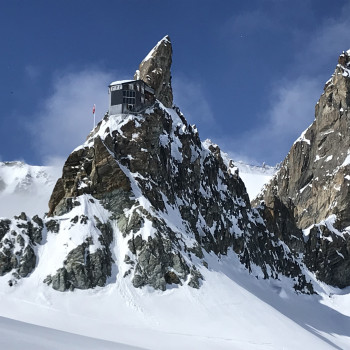 Walliser-Haute-Route Zermatt - Chamonix  Die berühmteste Skitourenwoche  
Skitouren von Hütte zu Hütte: Die klassische Skitraversierung der gewaltigen Walliser Alpen von Zermatt nach Chamonix. Jeden Tag neue eindrucksvolle Gletscher- und Bergkulissen. Nach Tagen in einer Traumlandschaft in Weiss fahren wir am Donnerstag mitten in den blühenden italienischen Frühling - ein besonderes Erlebnis, das alle Jahre von neuem fasziniert. 
  
Anschliesend an die Walliser Haute Route kann mit der Mont Blanc Besteigung ein zweites Highlight hinzugefügt werden.