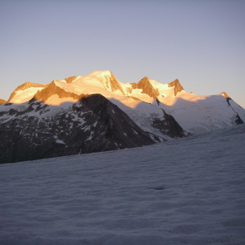 Finsteraarhorn 4274m - Oberaarhorn 3637m 
Wir steigen den langen Anmarsch (ca. 7-8 Std) über das Oberaarjoch und den Studergletscher zur sehr komfortablen Finsteraarhornhütte 3048 m auf, die uns mit ihren schönen Waschräumen über unsere Schweisstropfen hinweg tröstet. 