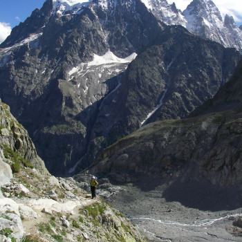 Zur  Akklimatisation und Vorbereitung für die Besteigung des Grössten, erklimmen wir den Grand Paradiso von der schönen Chabod-Hütte aus. Den Mont Blanc besteigen wir by fair means, d.h. ohne Bahnen und Lifte, abseits der überfüllten Hütten und Menschenschlangen über eine der schönsten Routen der Alpen: Val Veni - Gonella-Hütte - Aiguilles Grises.