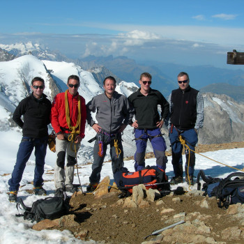 Tolle Hochtouren im Berner Oberland mit Eingehtour. Auf dem Sustenhorn geniesst man nicht nur eine wundervolle Aussicht, es ist auch eine sinnvolle Vorbereitung für die Prachtstouren Mönch und Jungfrau, denn 4000er sind dann ein Genuss, wenn die Akklimatisation stimmt. Die Gipfelblicke dieser Berge sind eindrücklich: Einerseits im Norden das unendliche Grün des weiten Mittellandes, andererseits im Süden nicht enden wollende Eisströme.