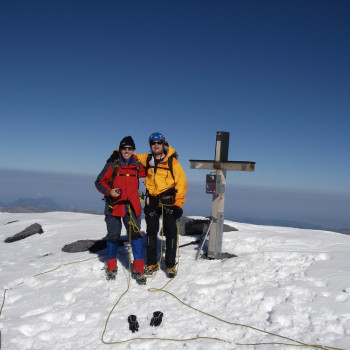 Tödi Glarnerland 3612m
Aufstieg zur Fridolinshütte wo wir herzlich empfangen werden. Früh am Morgen starten wir über die gelbe Wand und Bifertengletscher den Tödi, mit seiner fantastischen Rundsicht.
Abstieg über den zerklüfteten Bifertengletscher zur Grünhornhütte, mit der schweizweit ersten SAC-Hütte.
Mit einem kleinem Zwischenstopp in der Fridolinshütte, gelangen wir nach Hintersand wo das bestellte Taxi uns das letzte Wegstück erleichtert. 
