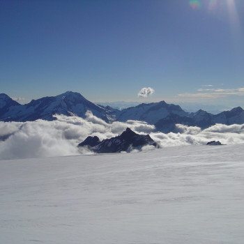 Leichte Hochtouren: Mein erster 4000er - Das Saastal darf sich Tal der Viertausender nennen. Ein Dutzend Berge erreichen die magische Grenze von 4000 Metern. Einige Gipfel sind schwierig, aber andere sind wirklich leicht zu besteigen, und diese bieten wir Ihnen hier an. Dank unserer lockeren Eingehtour und der kleinen Gruppe pro Bergführer können Sie mit uns Ihre Traumziele sicher erreichen.