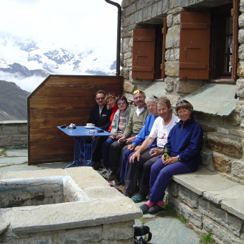 Leichte Hochtouren auf zwei Walliser 4000er an einem Wochenende. Die Seilbahnen von Saas Fee bringen Sie in bereits stattliche Höhen, so dass Sie diese zwei prächtigen 4000er technisch recht einfach und in langen ca. 5 Std. Aufstieg erklimmen können. Die Aussicht auf das Viertausendermeer der mächtigen Walliser Alpen ist echt berauschend.