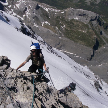 Hochtouren Clariden 3267m - Schärhorn 3295m 
Zwei klassische leichte Hochtouren in den Glarner Alpen. Vom Klausenpass aus erreichen wir den Clariden mit seinem leuchtenden, ewigen Eis in etwa 4 Stunden und steigen dann ab zur exponierten Planurahütte. Am Sonntag besteigen wir das markante Schärhorn mit seiner besonderen Scherenform. Weite Teile der Route führten über den eindrücklichen Gletscher.