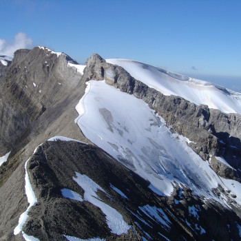 Schnell am Ausgangspunkt, befindet man sich hier schon mitten in einer grossartigen Gebirgswelt. Die Besteigung über Fels und Gletscher ist genussreich, über den Schwander Grat führt Sie sicher unser erfahrener Bergführer/Bergführeraspirant, und die packende Aussicht ins Glarner Tal 2000 Meter tiefer unten sowie über den leuchtenden Zürichsee bis zu den Vogesen ist einfach grandios!