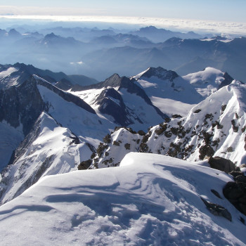 Vorder Tierberg 3111 m und Sustenhorn 3503 m -  einfache und eindrückliche Berggipfel 
Im Herzen der Alpen winkt das stolze Sustenhorn und ist mit unseren Bergführer-Spezialisten doch ohne grosse Schwierigkeiten zu besteigen. Ab dem Sustenpass und der Tierberglihütte erklimmen wir in sanfter Steigung über den Steingletscher den Vorder Tierberg, und am Sonntag erreichen wir unser Ziel, das imposante Sustenhorn.