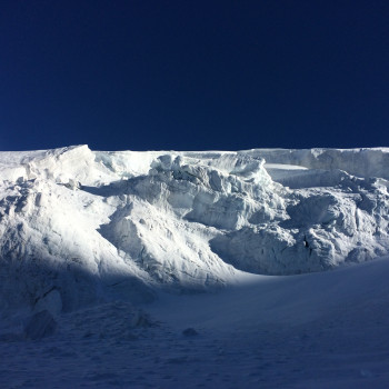 Die Hochtouren im Wallis - unsere berühmte Spaghettirunde. Wandel zwischen Himmel und Erde. Der Grenzkamm zwischen Italien und der Schweiz bietet die grösste Ansammlung von 4000ern der Alpen! Ohne einmal ins Tal absteigen zu müssen, können wir zehn stolze 4000er aneinanderreihen. Die eher einfachen Aufstiege und gezielte Steigerung mit guter Akklimatisation bieten Ihnen die beste Voraussetzung für Gipfelerfolg.