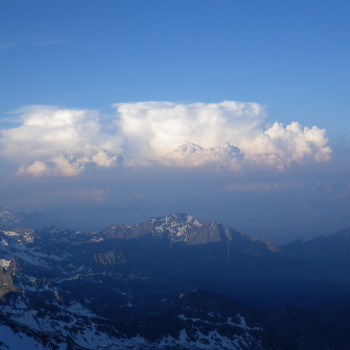 Anspruchsvolle Hochtouren der Extraklasse: Ab Zermatt steigen wir als Akklimatisationstour auf das leicht erreichbare Breithorn: Der Blick in die fantastische Szenerie der Walliser 4000er-Welt bringt Ihnen Ihre nächsten Ziele schon sehr nahe: Den strahlenden Pollux und nach einem Hüttenwechsel den majestätischen Dom, den höchsten ganz auf Schweizer Boden stehende Berg. 