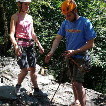 Kletterkurs für Einsteiger im Tessin: Der feste Gneis rund um Ponte Brolla eingangs Maggiatal hat sich in den letzten Jahren zum Klettereldorado des Tessin gemausert. Auch wir lieben die sonnigen, gut abgesicherten Klettergärten mit wunderbarer Bademöglichkeit an der Maggia für unsere Grundkurse Klettern für Einsteiger. Das Gebiet ist gut mit ÖV erschlossen, so können wir hier ohne Stau ein Wochenende im Tessiner Fels geniessen.