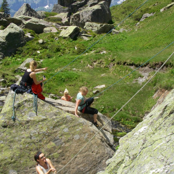 Klettern ist eine faszinierende Art des Bergsteigens. Mit den modernen Kletter- und Sicherungstechniken und der immer besseren Ausrüstung kann heute jede und jeder Klettern lernen, besonders leicht in unserem Einsteigerkurs, wo Sie in kleinen Gruppen bei gemütlicher Atmosphäre behutsam und immer gefahrenfrei in diese faszinierende Art, sich selbst und die Natur neu zu erleben, eingeführt werden. So macht Klettern Spass!