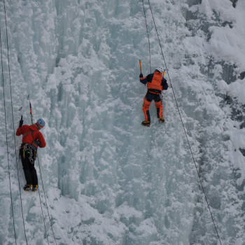 Das Klettern an gefronenen Wasserfällen zählt zu den alpinen Herausvorderungen und ist in seiner Ernsthaftigkeit nicht zu unterschätzen. Obwohl Eisklettern nicht eine neue Sportart ist, ich kaufte mir meine ersten Steileispickel 1972 in England, ist Klettern im steilen Eis eine Randsportart geblieben.
Geeignete Möglichkeiten zum Eisklettern gibt es viele. Gewusst, wann und wohin ist aber eine grundlegende Voraussetzung für einen erfolgreichen Tag beim Eisklettern.
Es kann auch nur der Samstag gebucht werden. Preis Fr.200.-