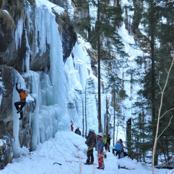 Toprope-Klettern am senkrechten Eiswänden oder an Zapfen, Vorstiegssicherung, Mehrseillängenrouten. Planung und viel Erfahrung sammeln unter der Anleitung unseres Profis. 