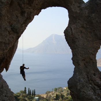 Traumhafte Kletterferien auf der griechischen Insel Kalymnos
Griechische Inseln verheissen, dem Winter entfliehen oder den Sommer verlängern zu können und dies mit Climbing ohne Ende. Genau diesem Bild entsprechen diese Tage auf der kleinen Insel in der Ägäis. Nur mit der Fähre erreichbar von der bekannteren Nachbarinsel Kos und von den Kletterern erst vor ein paar Jahren entdeckt und zum Nonplusultra erkoren, zählen hier für uns nur Felsen, Sonne, Meer und der beliebten griechischen Küche.
