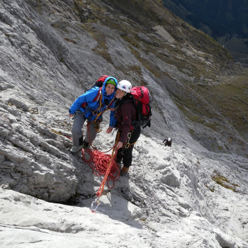 Hochtouren und Klettern – Grund- und Aufbaukurse für Einsteiger und Wiederholer. Wo markierte Pfade enden, steile Felsen den Weg versperren oder aufgerissene Gletscher ihre Spalten auftun, beginnt das Bergsteigerabenteuer.

