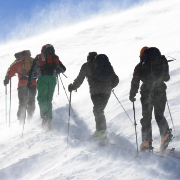 Sonnige Geniesser-Skitouren kombiniert mit Grundausbildung 5 Tage
Am Fusse des berühmten Julierpasses, dem Tor zum Engadin, liegt Bivio, ein kleines Bündnerdorf mit zuverlässiger Schneesicherheit. Vom neu und sehr modern renovierten Hotel La Veduta aus mit gepflegter Küche und hübschen Zimmern starten wir Skitouren täglich zu unseren zahlreichen Gipfelzielen.