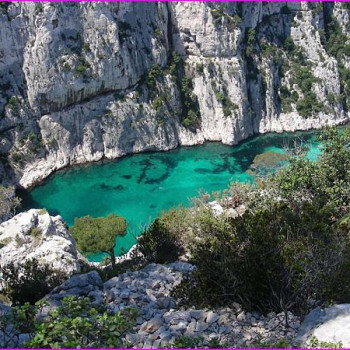 Meer, Fels und Sonne. Wenn die Temperaturen im Landesinnern noch nicht zu heiss oder schon wieder ideal sind, lassen wir Sie das ausgeglichene, mediterrane Klima geniessen. Eine Reihe Trainingsplätze geben uns die nötige Sicherheit um in der zweiten Wochenhälfte die längeren Touren anzupacken. Endlose Aussicht über das Mittelmeer und die schönen Calanques-Buchten garantiert. Grade 4 bis 7. 

