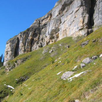 Das Alpsteingebiet mit den Kreuzbergen, hoch über dem Fälensee, ist ein richtiger Kletterpark. Der helle, feste Kalk, rauh und griffig, wie es die Kletterer lieben, bietet Ihnen viele leichte bis mittlere Plaisir-Klettereien: Dreifaltigkeit, Fälengipfel, Freiheit-S-Wand, Kreuzberge, Gätterifirst, Altmann.
