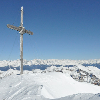 Schneeschuhtouren für Anfänger und Erfahrene. Die Fanesgruppe ist über den senkrechten Abgrenzungen von Hochflächen geprägt. Begrenzt wir sie von Cortina im Südosten, Corvara im Südwesten und St. Virgil im Norden. Das gesamte Gebiet gehört zum Naturpark Fanes-Sennes, und das weitläufige Gelände sowie die technisch einfachen Gipfel sind für Schneeschuhwanderungen besonders geeignet.