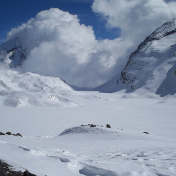 Halb so wild - Schneeschuhwandern im Wildstrubel-Gebiet
Das hochalpine Bergebiet mit unglaublicher Aussicht vom Mont Blanc bis zum Ortler lässt auf unseren Schneeschutouren bestimmt auch Ihr Herz höher schlagen. Von Leukerbad aus erreichen wir in gemütlichem Aufstieg die schöne und komfortable Lämmernhütte (2507 m), wo wir es uns 3 Tage wohl ergehen lassen. Das Steghorn (3146 m) wird unser erstes Gipfelziel sein.