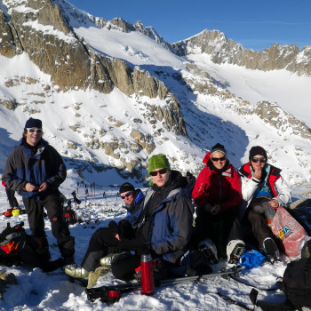 Das Furkagebiet bietet eine Fülle lohnender Skitouren, die auch im Frühwinter bereits begangen werden können. So starten wir täglich unserer Tages-Skitouren ab unserem Ausgangspunkt, dem Berghotel Tiefenbach auf leuchtende Gipfel und erfreuen uns an den herrlichen Tiefschneeabfahrten. Die gemütliche Stimmung und das feine Essen sorgen für unvergesslichen Skitourentage.