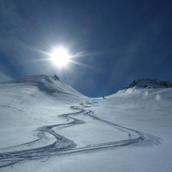 Traum-Skitouren im einzigartigen Sertigtal  5 Tage 
Abgeschieden zuhinterst im Sertigtal steht beschaulich das neue und äusserst gepflegte Walserhuus. Rustikal und edel werden hier die Gäste nach den sonnigen Tages-Skitouren empfangen. Die unvergleichlich attraktive Landschaft verspricht Ihnen mit unserem Bergführer abwechslungsreiche Geniesser-Skitouren mit einer Fülle von super Abfahrten.