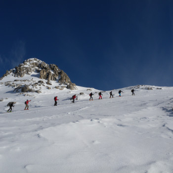 Genuss-Skitouren im verträumten St. Antönien 
Der Blick auf die Sulzfluh und die Drusenfluh ist einfach atemberaubend. Wir planen erst die leichteren Skitouren und lassen uns vom Anblick der Felskulisse bezaubern. Grosse Auswahl an leichten Tages-Skitouren.